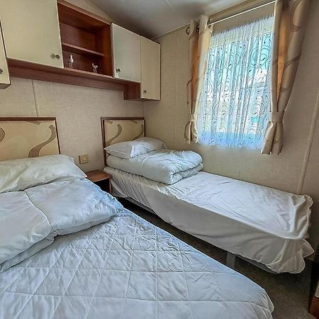 Superb Caravan With Decking And Free Wifi At Naze Marine Park Ref 17236C Walton-on-the-Naze Kültér fotó