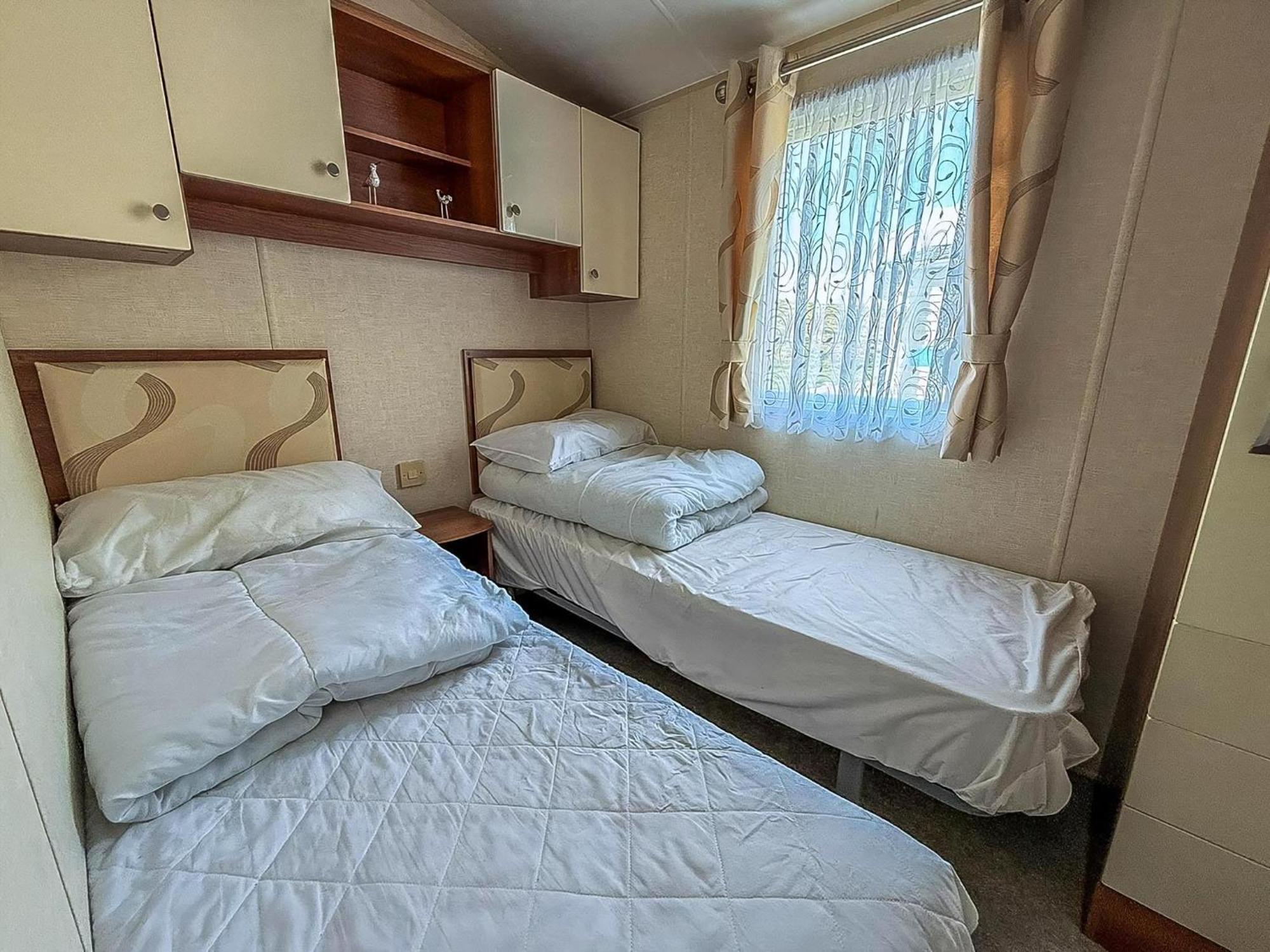 Superb Caravan With Decking And Free Wifi At Naze Marine Park Ref 17236C Walton-on-the-Naze Kültér fotó