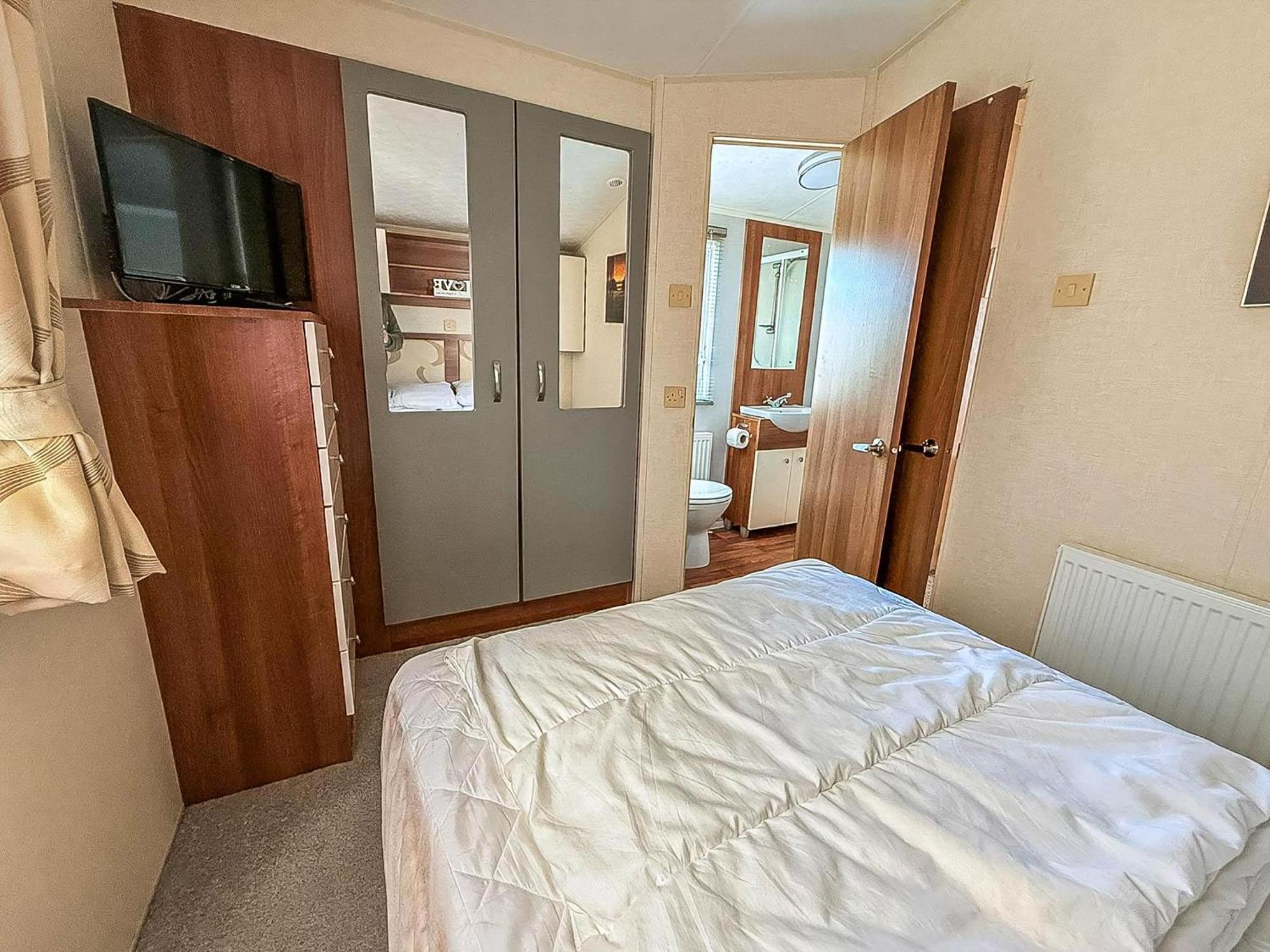 Superb Caravan With Decking And Free Wifi At Naze Marine Park Ref 17236C Walton-on-the-Naze Kültér fotó