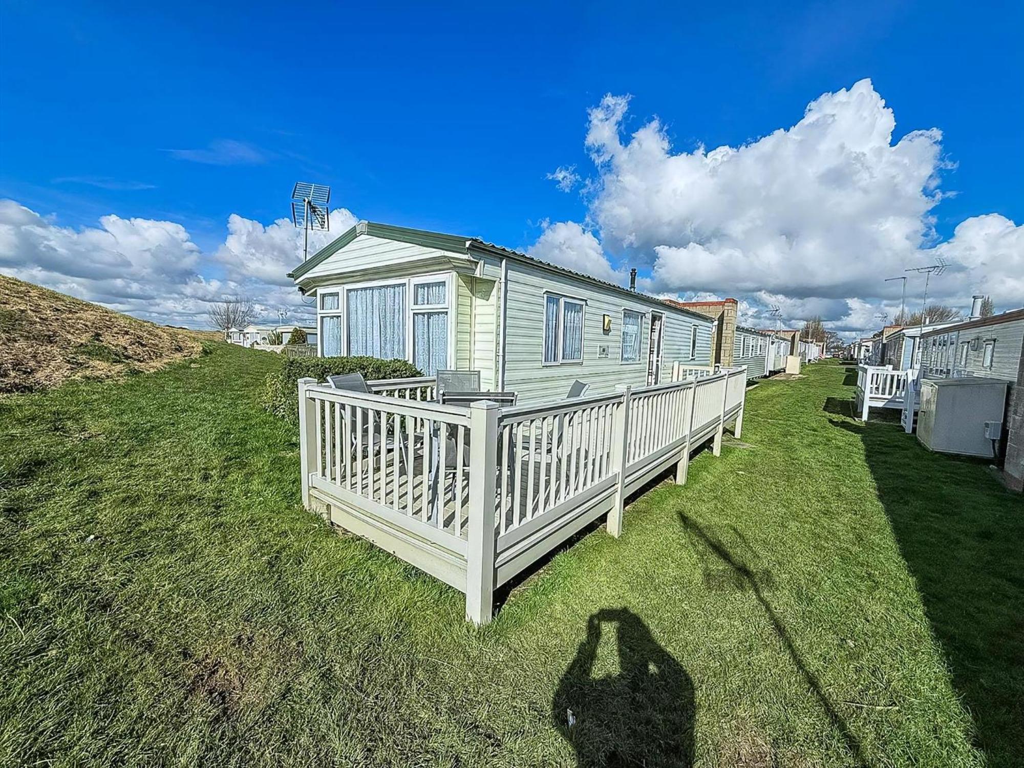 Superb Caravan With Decking And Free Wifi At Naze Marine Park Ref 17236C Walton-on-the-Naze Kültér fotó