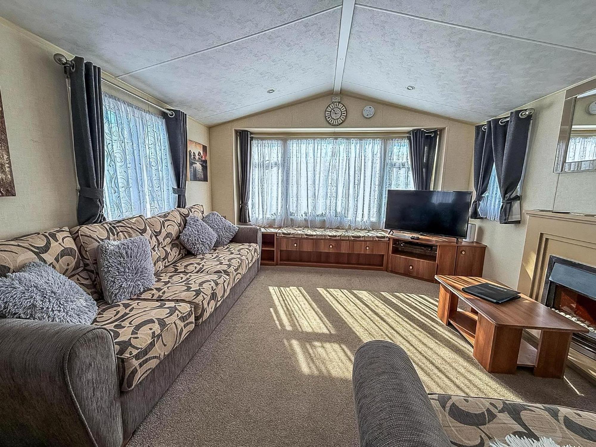 Superb Caravan With Decking And Free Wifi At Naze Marine Park Ref 17236C Walton-on-the-Naze Kültér fotó