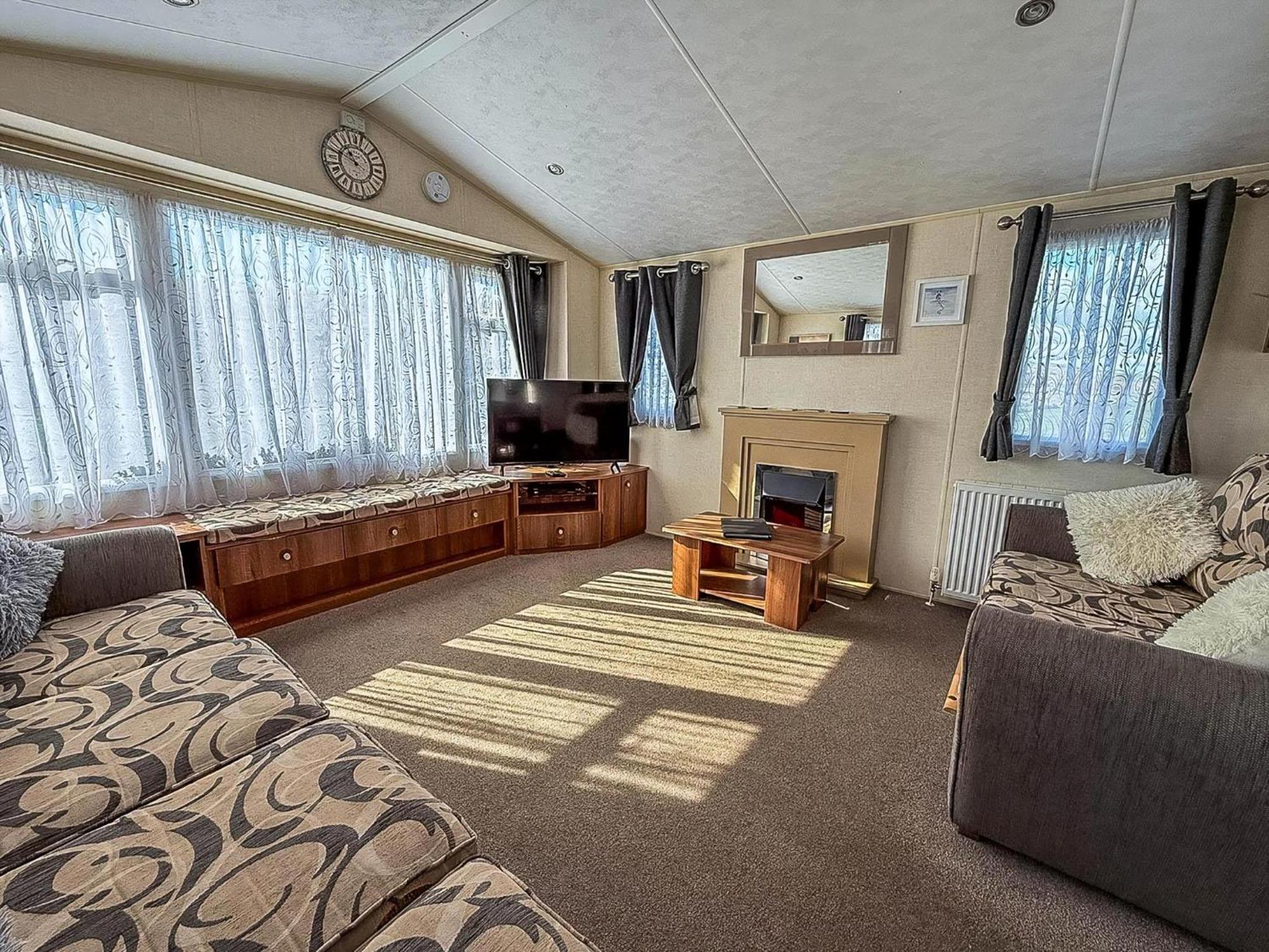 Superb Caravan With Decking And Free Wifi At Naze Marine Park Ref 17236C Walton-on-the-Naze Kültér fotó