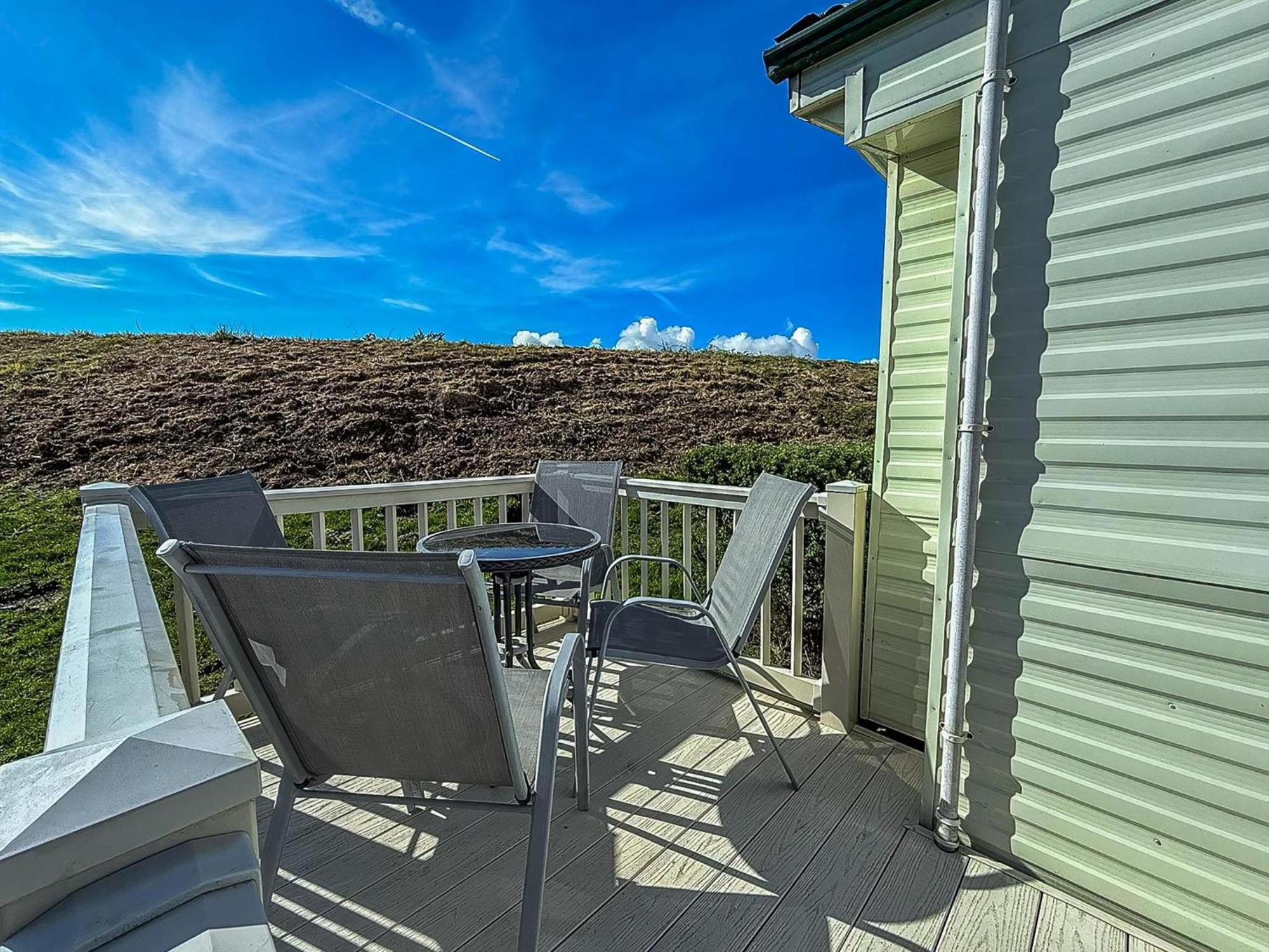 Superb Caravan With Decking And Free Wifi At Naze Marine Park Ref 17236C Walton-on-the-Naze Kültér fotó